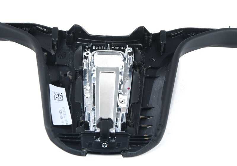 Embellecedor central del volante OEM 61319882776 para BMW F40, G20, G21, G80, G81, G22, G26, G82, G83, G87. Pieza original BMW diseñada para volantes M Sport con multifunción y levas.