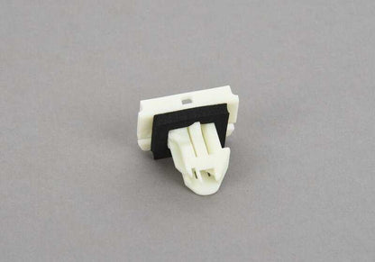 Clip con arandela de sellado izquierda OEM 51217457387 para BMW F90, G30, G31, G38, G70, G29, U25. Original BMW.