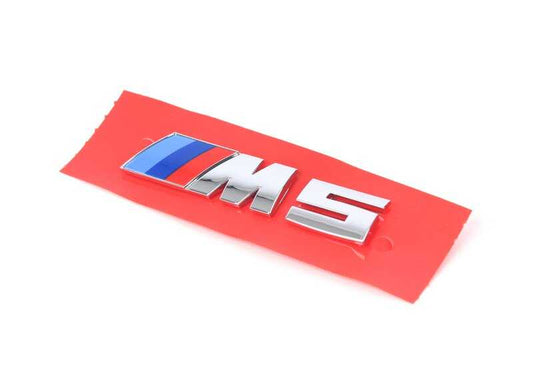 Emblema rejilla delantera izquierda OEM 51138071510 para BMW F90 M5 (2017-2020). Pieza original BMW.