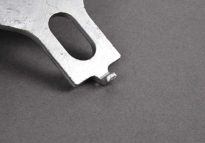 Support métallique OEM 11761716710 pour BMW E31 et E32. Pièce BMW d'origine pour le système d'échappement (catalyseur, sonde lambda, silencieuse). Remplacement authentique pour un réglage parfait.