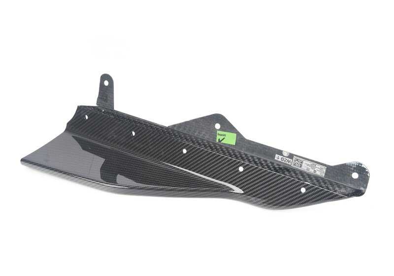 Embellecedor lateral M Performance de carbono derecho OEM 51195A270F2 para BMW Serie 2 G42 con paquete M o aerodinámico. Mejora estética deportiva. Original BMW.