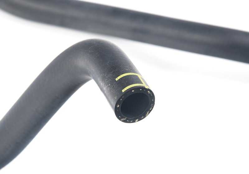 Soupchoir Radian à Vessel d'extension OEM 64216939219 pour BMW E85, E86 Z4 2.0i, 2.5i, 2.5SI (2005-2008). Connectez le radiateur avec le navire d'extension. BMW d'origine.