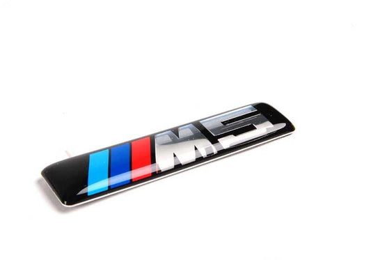 Emblema trasero "M5" OEM 51137898311 para BMW E60 M5 y E61 M5. Compatible con modelos NB91, NB92, PV91, y PV92. Original BMW.
