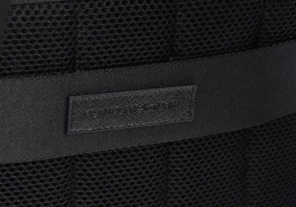 Mochila Montblanc de piel original para BMW OEM 80225A8F292. Compatible con todos los modelos BMW: Serie 1 (F20), Serie 3 (F30, G20), Serie 5, X1, X3, X5, etc. Ideal para documentos y portátil. Original BMW.
