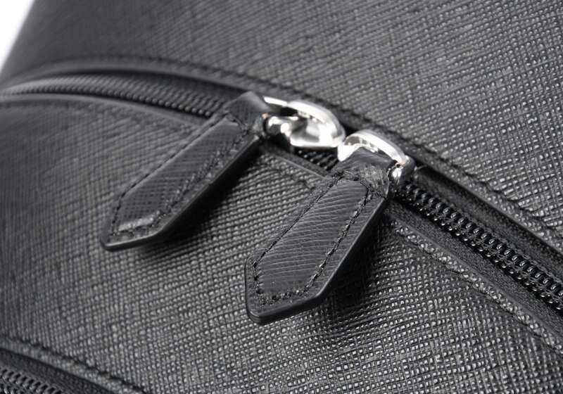 Mochila Montblanc de piel original para BMW OEM 80225A8F292. Compatible con todos los modelos BMW: Serie 1 (F20), Serie 3 (F30, G20), Serie 5, X1, X3, X5, etc. Ideal para documentos y portátil. Original BMW.