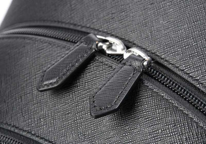Mochila Montblanc de piel original para BMW OEM 80225A8F292. Compatible con todos los modelos BMW: Serie 1 (F20), Serie 3 (F30, G20), Serie 5, X1, X3, X5, etc. Ideal para documentos y portátil. Original BMW.