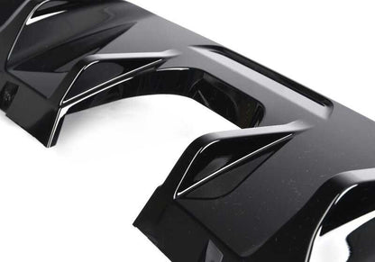 Embellecedor trasero del parachoques OEM 51125A3C9D9 para MINI F56, F57. Pieza original MINI, compatible con versiones JCW (John Cooper Works) US. Ideal para sustituir embellecedor trasero dañado o desgastado.