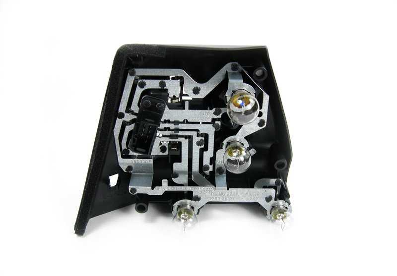 Porta lámparas trasero derecho OEM 63217165866 para BMW E46. Pieza original BMW.