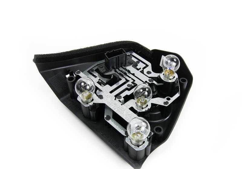 Porta lámparas trasero derecho OEM 63217165866 para BMW E46. Pieza original BMW.