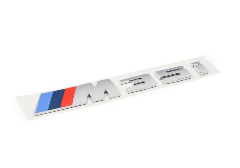 Emblema trasero "M35i" OEM 51149450496 para BMW X1 M35i U11 (modelos X11 y X12) del 2023 al 2033. Original BMW.