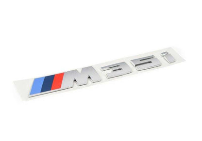 Emblema trasero "M35i" OEM 51149450496 para BMW X1 M35i U11 (modelos X11 y X12) del 2023 al 2033. Original BMW.