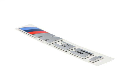 Emblema trasero "M35i" OEM 51149450496 para BMW X1 M35i U11 (modelos X11 y X12) del 2023 al 2033. Original BMW.