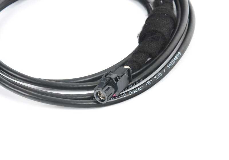 USB/AUX OEM 61119865156 para BMW F34, F34N, F32, F32N, F33, F33N, F82, F82N, F83, F83N. BMW original. Ideal para conectar dispositivos multimídia à unidade principal do carro. Comprimento 1835 mm.