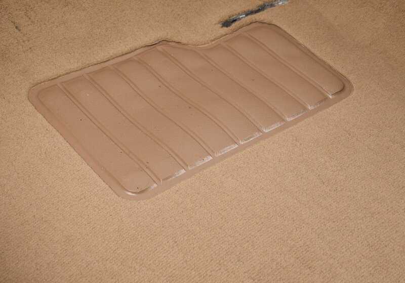 Revestimiento suelo delantero OEM 51478197040 para BMW E46. Color beige claro. Pieza original BMW.