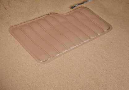 Revestimiento suelo delantero OEM 51478197040 para BMW E46. Color beige claro. Pieza original BMW.