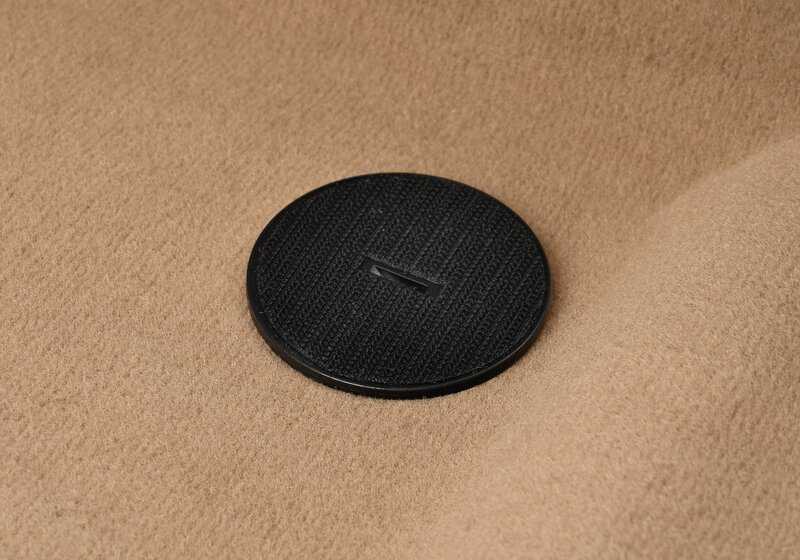 Revestimiento suelo delantero OEM 51478197040 para BMW E46. Color beige claro. Pieza original BMW.