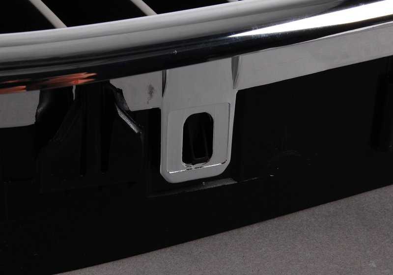 Rejilla decorativa derecha cromada OEM 51132497262 para BMW E39 535i y 540i (1996-2003). Compatible con versiones manuales y automáticas. Original BMW.