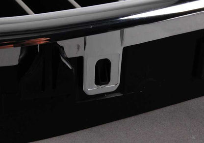 Rejilla decorativa derecha cromada OEM 51132497262 para BMW E39 535i y 540i (1996-2003). Compatible con versiones manuales y automáticas. Original BMW.