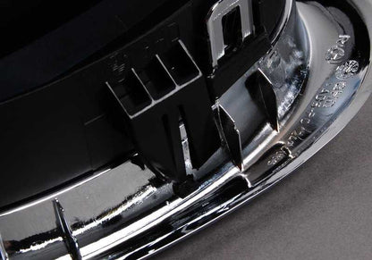 Rejilla decorativa derecha cromada OEM 51132497262 para BMW E39 535i y 540i (1996-2003). Compatible con versiones manuales y automáticas. Original BMW.