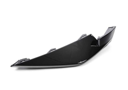 Embellecedor lateral izquierdo pintado OEM 51118084177 para BMW G80. Compatible con modelos M3 y M3 Competition, incluyendo versiones xDrive. Original BMW.