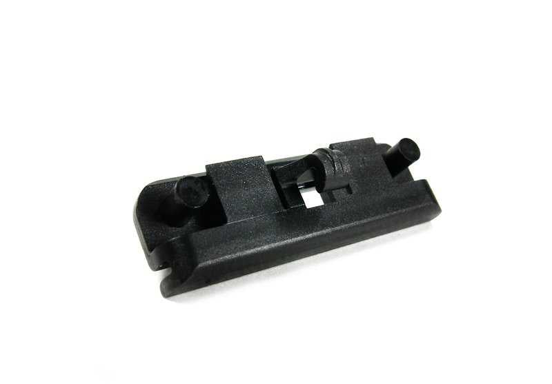 Clip de sujeción OEM 51711945568 para BMW E30. Pieza original BMW, ideal para fijación de spoiler delantero u otras molduras. Color negro. Compatibilidad garantizada con modelos E30. Original BMW.