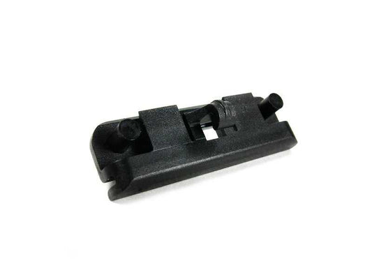 Clip de sujeción OEM 51711945568 para BMW E30. Pieza original BMW, ideal para fijación de spoiler delantero u otras molduras. Color negro. Compatibilidad garantizada con modelos E30. Original BMW.