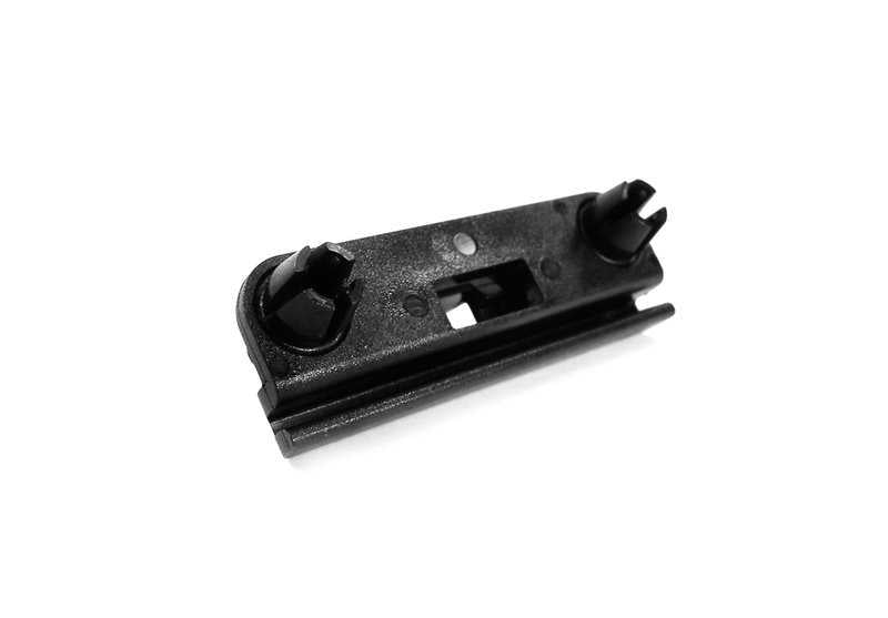 Clip de sujeción OEM 51711945568 para BMW E30. Pieza original BMW, ideal para fijación de spoiler delantero u otras molduras. Color negro. Compatibilidad garantizada con modelos E30. Original BMW.