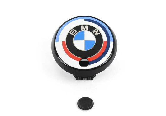Emblema 50 aniversario M OEM 51148087198 para BMW G22, G22N, G23, G23N, G26, G26E, G26F, G26N, G82, G83. Edición especial retro BMW Motorsport para portón trasero. Original BMW.