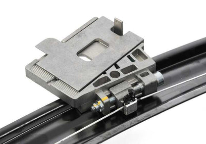 Currens anteriori sinistro senza motore OEM 51337184389 per BMW E63 ed E64. Compatibile con modelli 630i con motore N52 e N53. BMW originale.