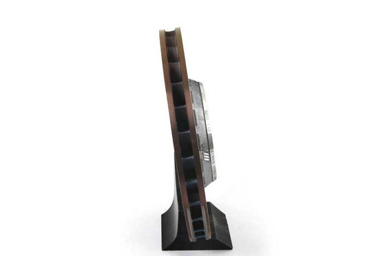 Disco de freno ventilado perforado izquierdo OEM 34107889661 para BMW G87 M2, G80 M3, G81 M3 Touring, G82 M4 Coupé... y más. Original BMW.