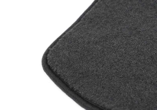Alfombrilla lado conductor color antracita OEM 51477491459 para BMW G01, G08, G02. Alfombrilla original BMW compatible con X3 y X4 en diversas versiones y motorizaciones. Calidad y ajuste perfectos. Original BMW.