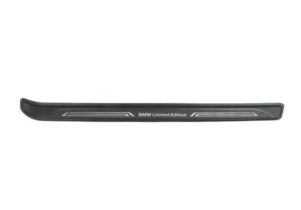 Embellecedor de entrada derecha OEM 51417363866 para BMW E82. Recambio original BMW.