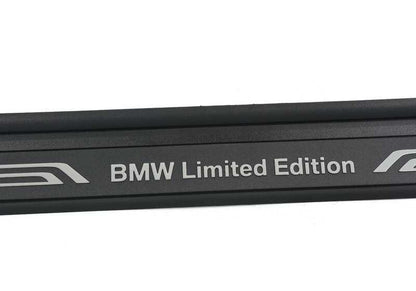 Embellecedor de entrada derecha OEM 51417363866 para BMW E82. Recambio original BMW.