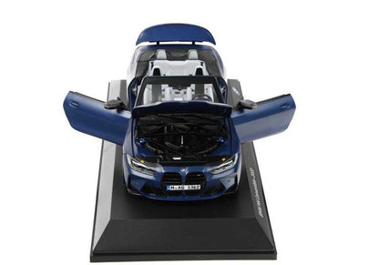 BMW M4 Cabrio G83 Miniaturskala 1:18 mit Klapptüren und großem Detail. OEM 80435A51951 für BMW G83. Sammeln von +14 Jahren. Blaue Portimao Farbe. Metallisches und Kunststoffmaterial. Original BMW.