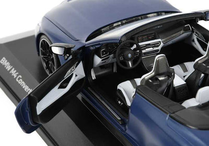 BMW M4 Cabrio G83 Miniaturskala 1:18 mit Klapptüren und großem Detail. OEM 80435A51951 für BMW G83. Sammeln von +14 Jahren. Blaue Portimao Farbe. Metallisches und Kunststoffmaterial. Original BMW.