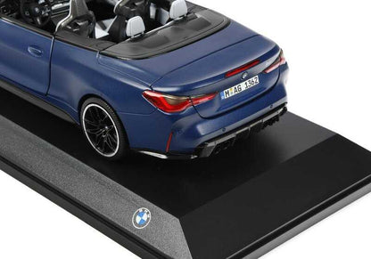 BMW M4 Cabrio G83 Miniaturskala 1:18 mit Klapptüren und großem Detail. OEM 80435A51951 für BMW G83. Sammeln von +14 Jahren. Blaue Portimao Farbe. Metallisches und Kunststoffmaterial. Original BMW.
