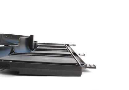 Conducto del ventilador con compuertas OEM 17111723977 para BMW E34 (530i, 540i) y E32 (740i) con motor M60. Compatible con modelos fabricados entre 1992 y 1996. Original BMW.
