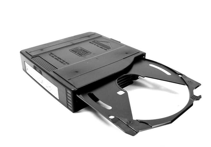 Revista de CD para BMW Série 1 E81, E82, E87, E87N, E88, Série 3 E46, E90, E90N, E91, E91N, E92, E92N, E93, E93N, Série 5 E39, Série 7 E65, E66, X1 E84, X3 E83, E83N, X5 E53, Z4 E85, E86, Z8 E52, MINI R50, R52, R53 (OEM 65128364931). BMW original