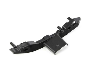 Soporte guía paragolpes delantero derecho OEM 51117415586 para BMW G32 y G32N. Pieza original BMW.