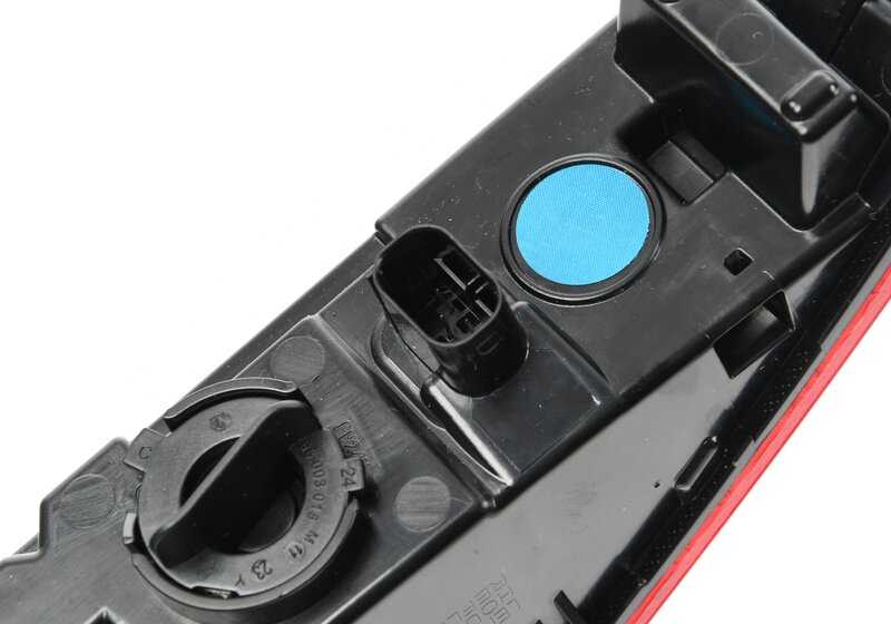 Piloto trasero derecho en parachoques OEM 63217484104 para MINI Clubman F54. Compatible con todos los modelos F54. Original MINI.