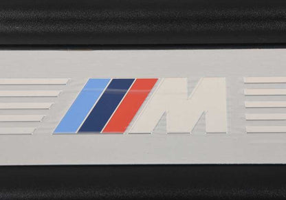 Embellecedor entrada de puerta diseño M OEM 51478051706 para BMW F13, F13N. Aporta un toque deportivo original BMW. Compatible con modelos de 6ª serie coupe. Pieza original BMW.