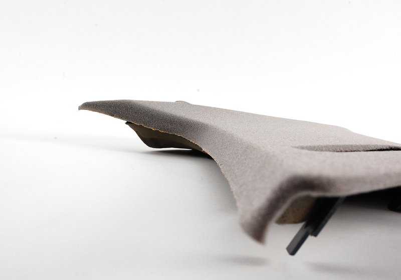 Revêtement intérieur Couleur Pilaire arrière gauche Gris Silver 51438126453 pour la série BMW 5 E34. Pièce BMW originale.