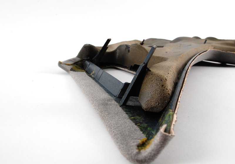 Revêtement intérieur Couleur Pilaire arrière gauche Gris Silver 51438126453 pour la série BMW 5 E34. Pièce BMW originale.