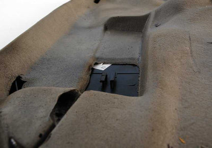 Revêtement intérieur Couleur Pilaire arrière gauche Gris Silver 51438126453 pour la série BMW 5 E34. Pièce BMW originale.