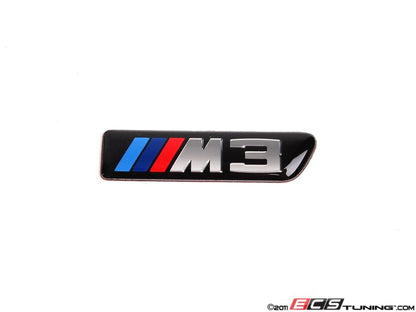 Emblema adhesivo derecho -M3- OEM 51138042228 para BMW Serie 3 E90, E92, E93 M3. Original BMW.