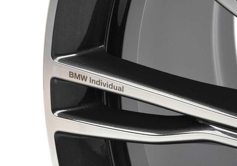 Pneumatico in lega originale BMW V-RADIO 726 in 21 "(9.5x21 ET43) OEM 36108043671 per BMW X3 G01 M40D. Finitura grigio bicolore cieca. Compatibile con modelli dal 2018 al 2024. BMW originale.