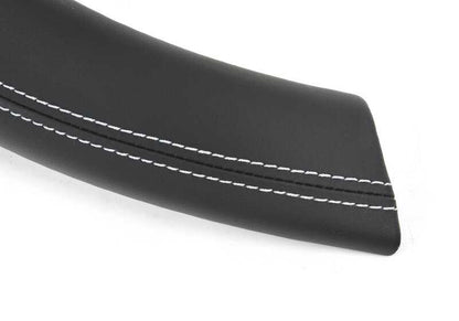 Embellecedor tirador puerta izquierda en cuero OEM 51418057635 para BMW F80, F82, F83. Original BMW.