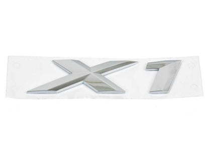 Emblema trasero "X1" OEM 51147406550 para BMW X1 {F48} modelos compatibles: 18i, 20i, xDrive20d, xDrive25i, sDrive16d. Original BMW.
