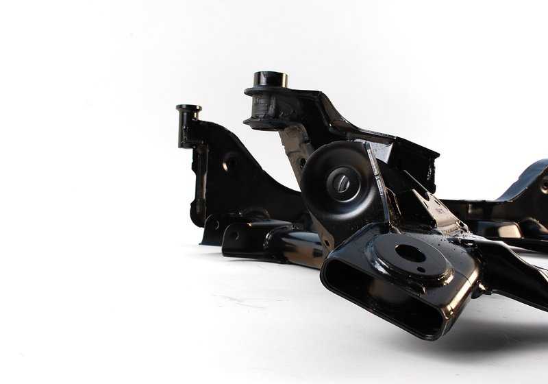 Travesaño delantero OEM 31116776763 para BMW E90 {320d xDrive, 325i xDrive} con tracción total. Compatible con versiones manual y automática. Original BMW.