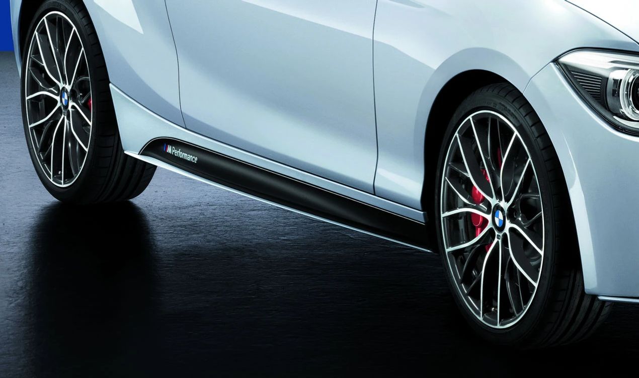 Folie M Performance pour les jupes latérales pour BMW X1 F48, F48N (OEM 51142410443). BMW d'origine.